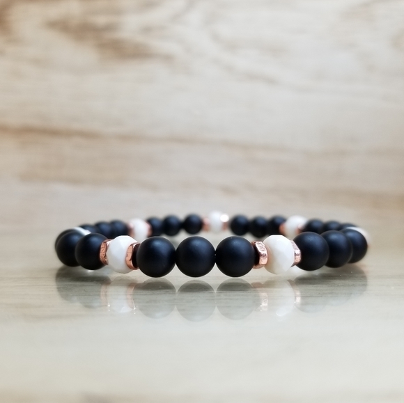 White Turquoise & Black Onyx Stretch Bracelet - Picture 1 of 6